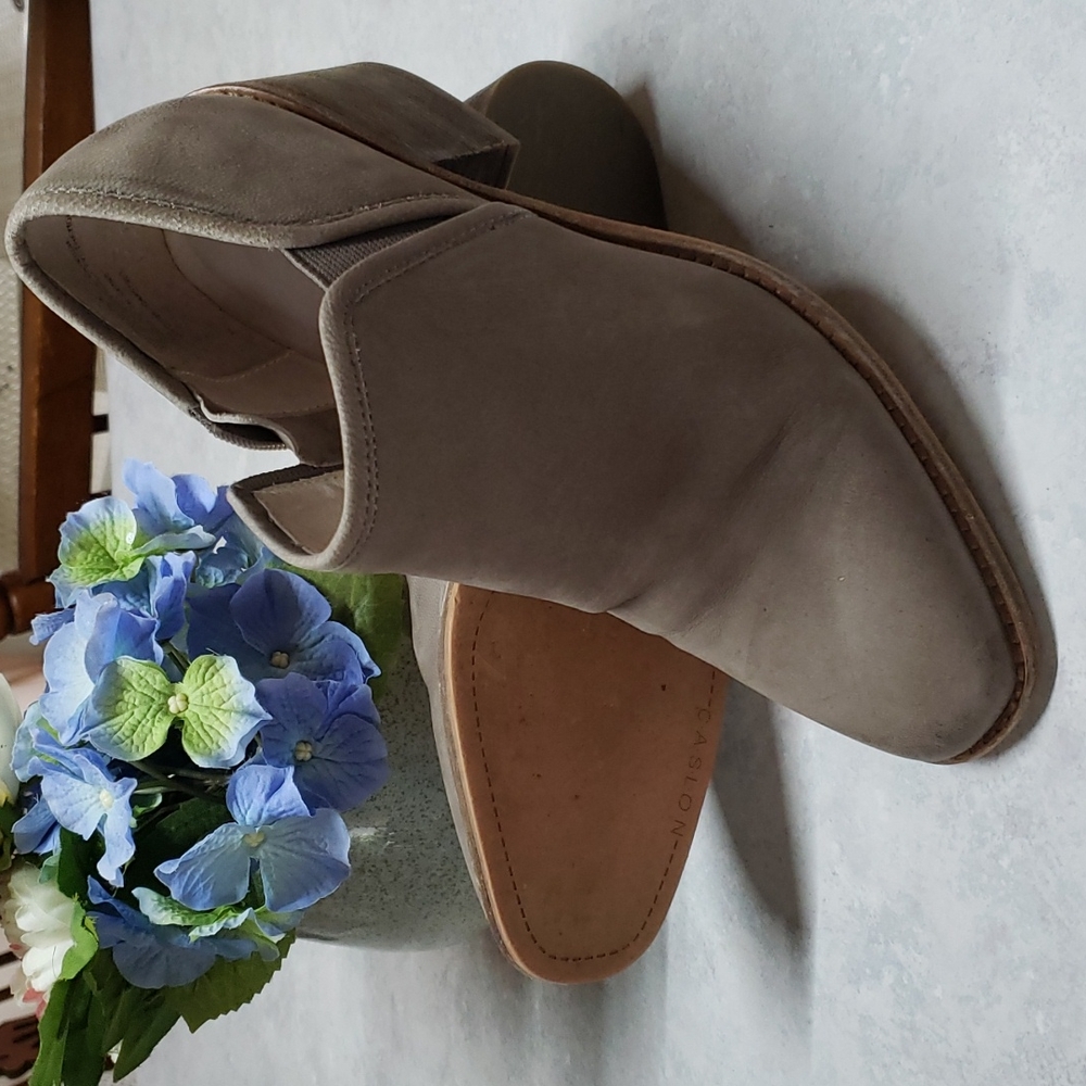 Caslon bootie